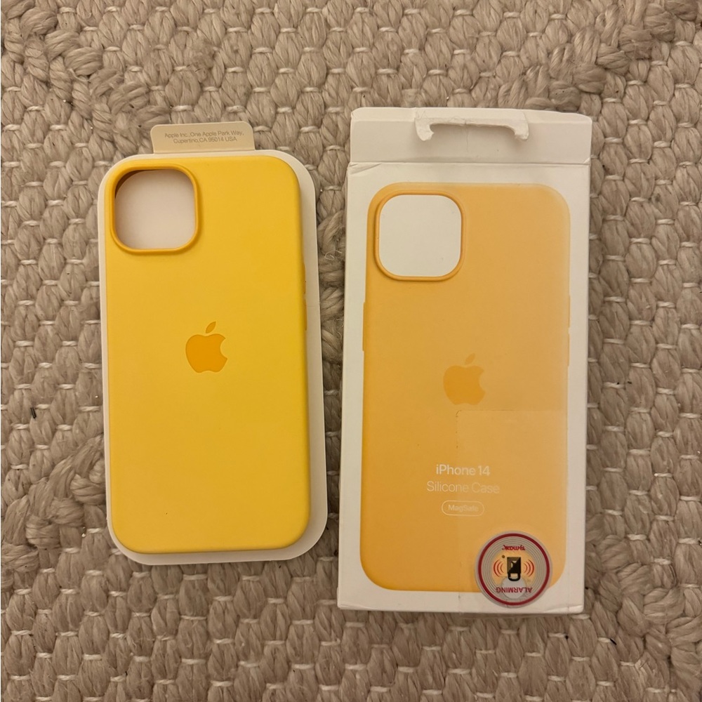 iPhone 13/14/15 Silicone Apple Case in Yellow